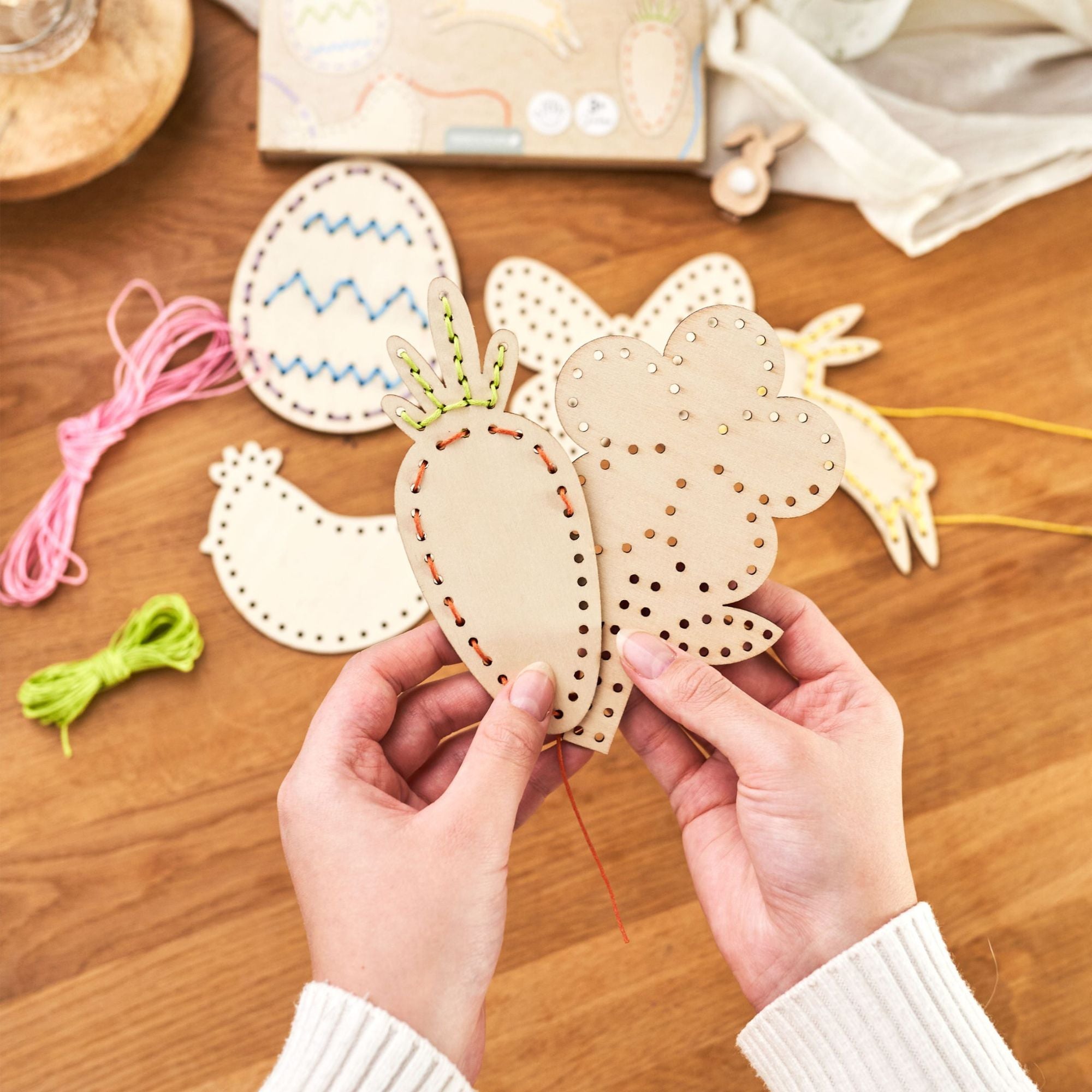 Fädelset aus Holz zu Ostern Papierdrachen - malmichbuntbest.com