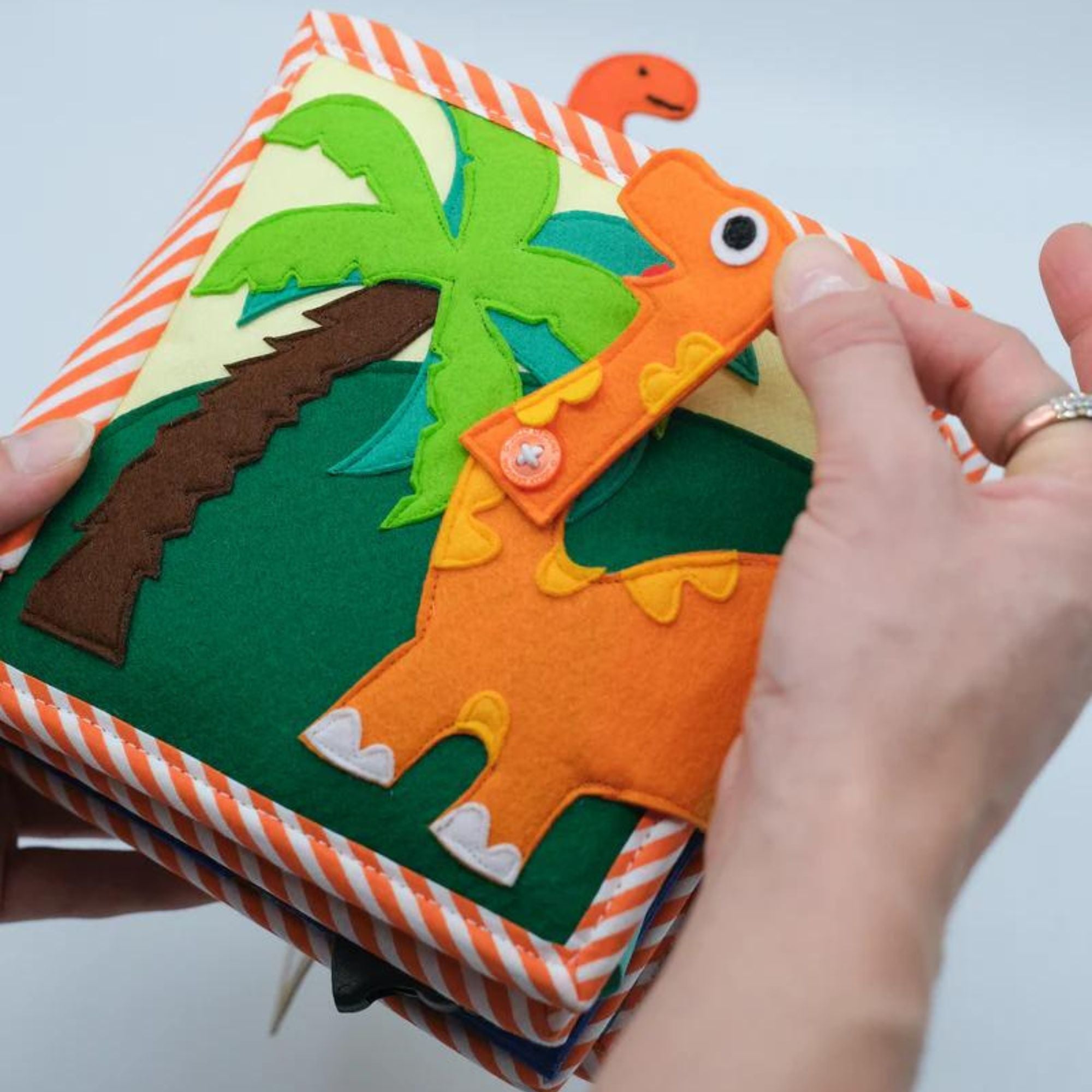 Jolly Design - Mini Quiet Book "Dinofreunde" Jolly Designs - malmichbuntbest.com