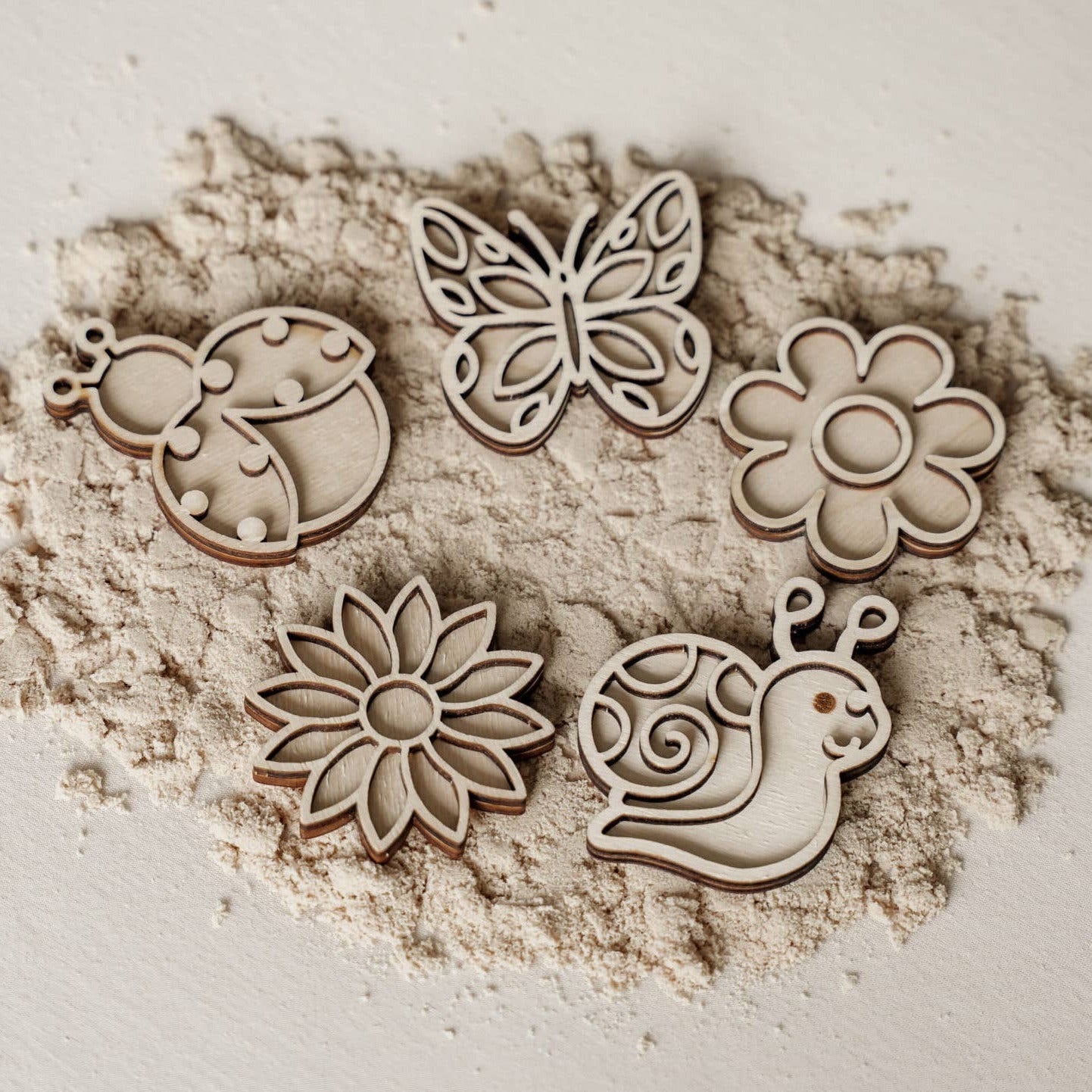 Leukmetletters - Kleine Sensorikspiel Füllschalen - Frühling Leukmetletters - malmichbuntbest.com
