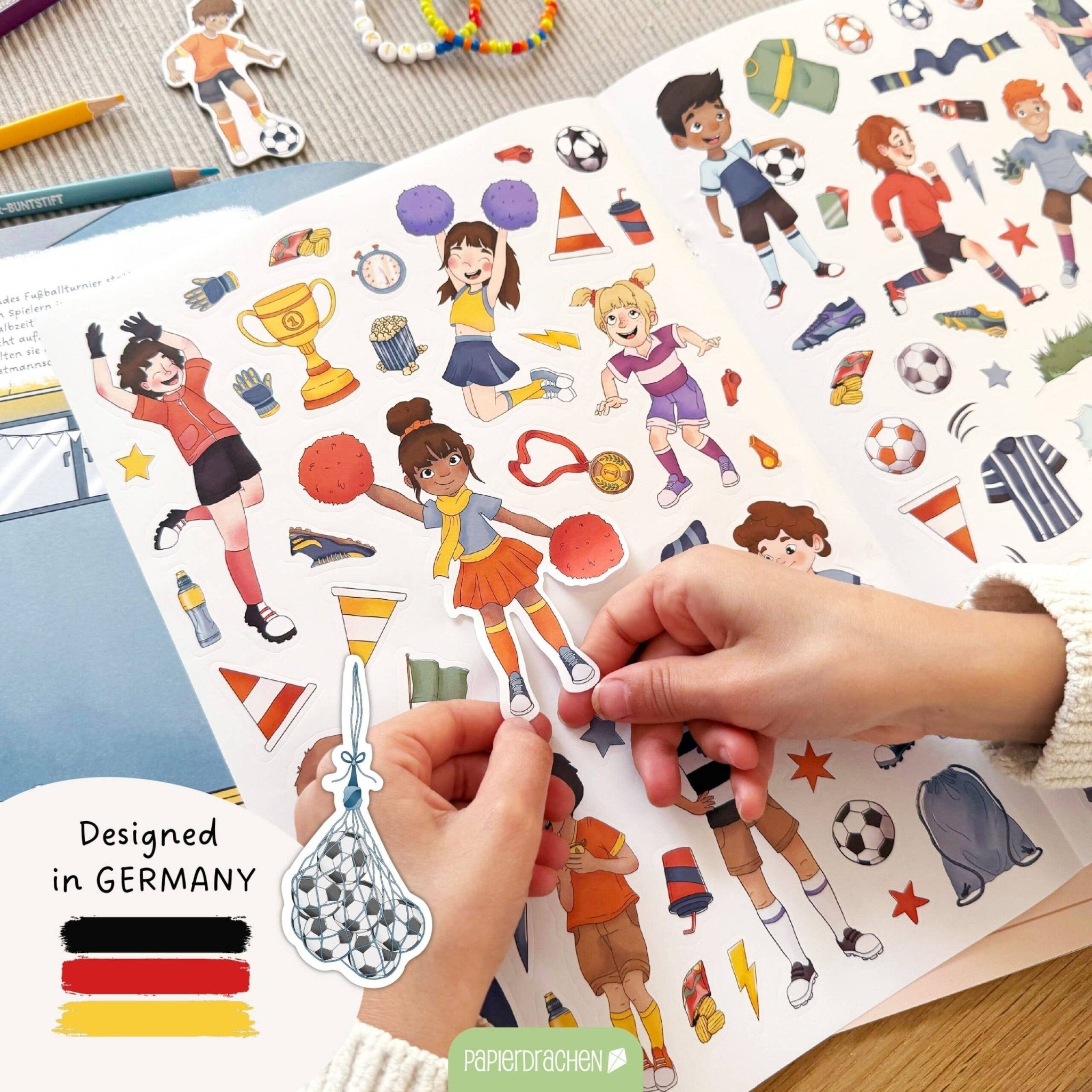 Papierdrachen Mein kreatives Fußballwelt Heft - Malen, Rätseln, Stickern Papierdrachen - malmichbuntbest.com