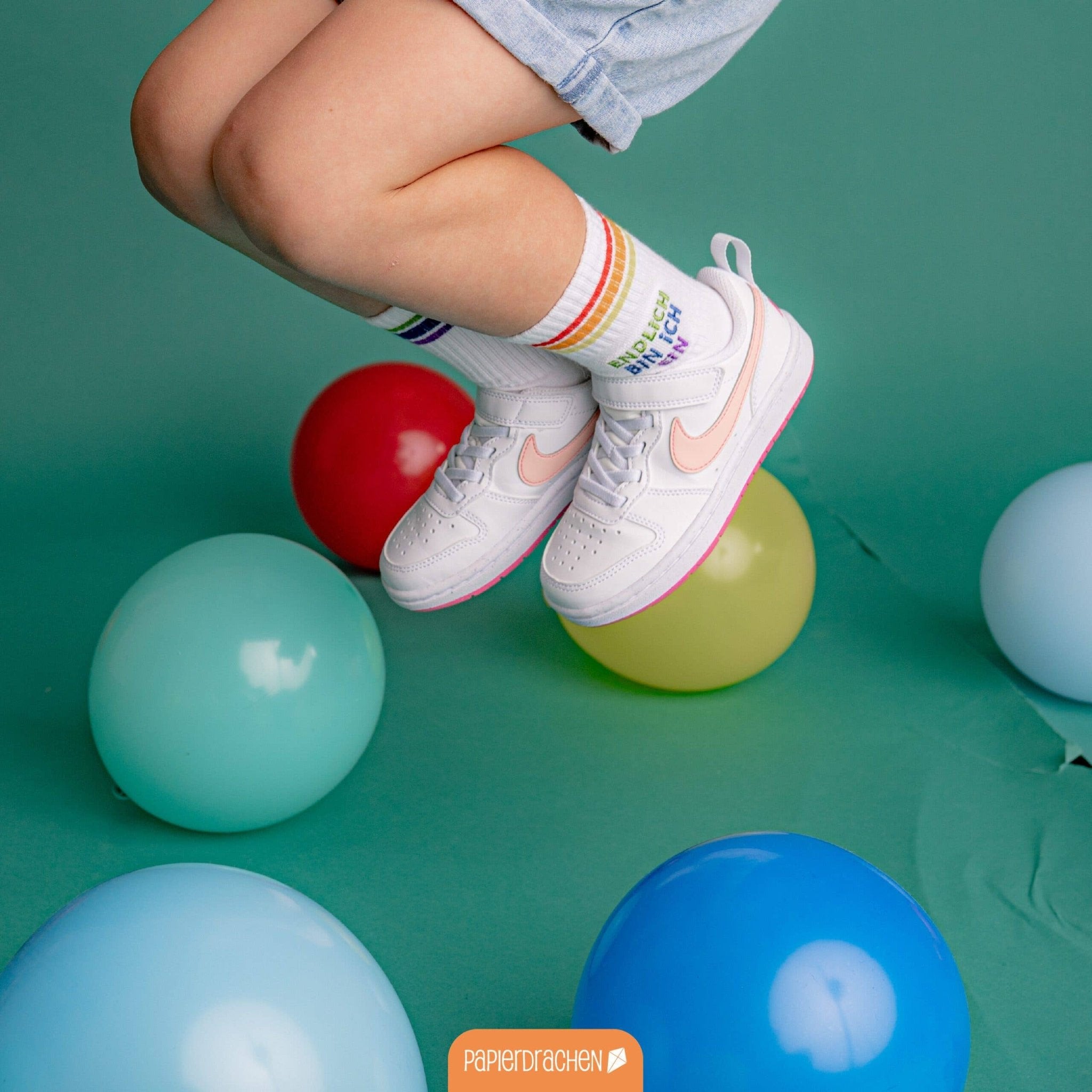 Socken Schulanfang - bunt - Endlich bin ich ein Schulkind Papierdrachen - malmichbuntbest.com